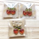 りんごピアスとイヤリング … ¥500　（金具交換は応相談・イヤリングタイプは樹脂）