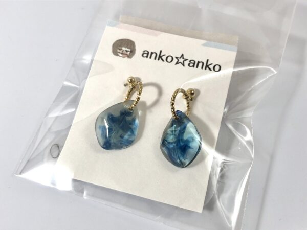 ako 27 ゆれるブルー&マーブル模様ピアス