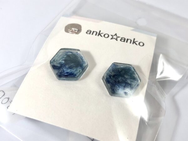 ako 25 ブルー&シルバーマーブル六角形ピアス