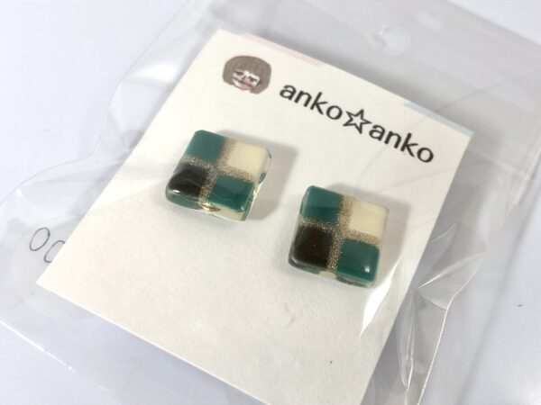 ako 14 ダークグリーン&キラキラチェックのスクエアピアス