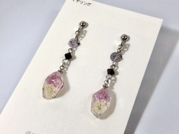 ank 46 かすみ草鉱石イヤリング