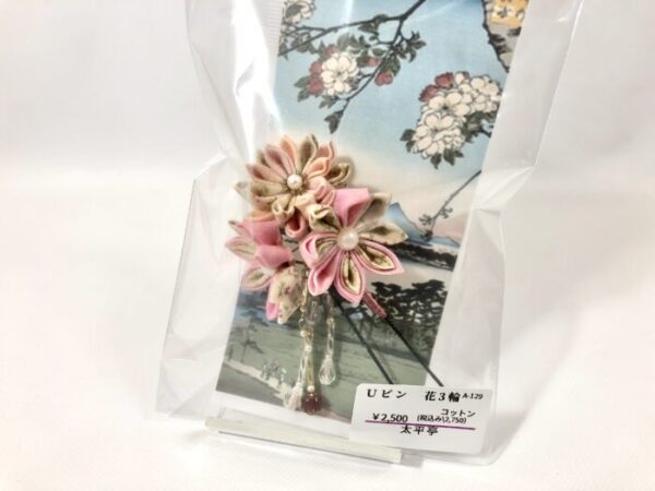 tai 129 Uピン 花三輪 下がり付き