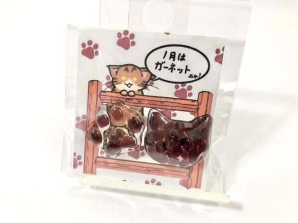 ssk 68 猫の誕生石ピンバッジpart2 (1月ガーネット)