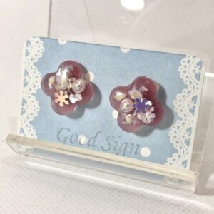 goo 265 光るペールピンクのフラワーのピアス