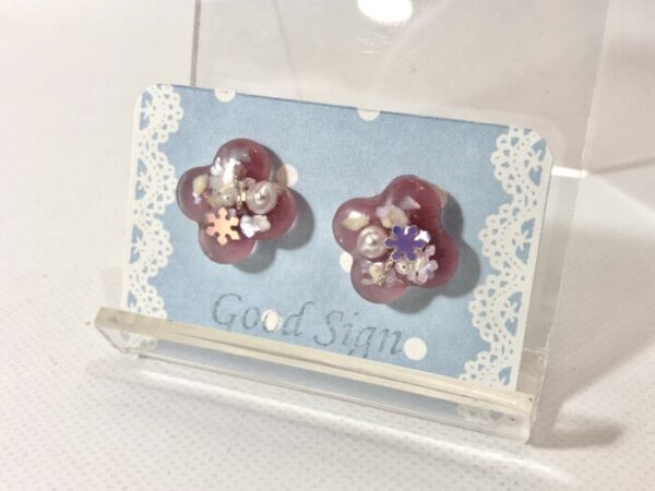 goo 265 光るペールピンクのフラワーのピアス