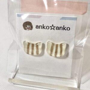 ako 35 キラキラネコピアス アイボリー