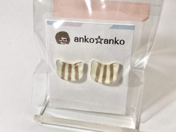 ako 35 キラキラネコピアス アイボリー