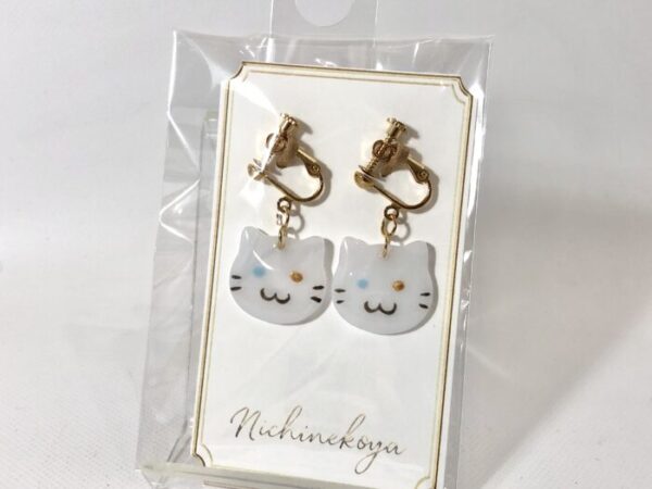 ssk 100 にゃんこのお顔イヤリング(白)