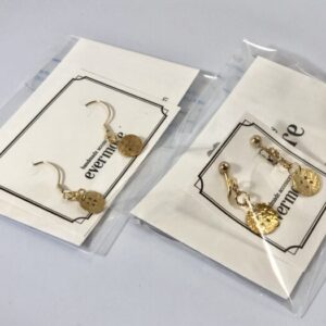 hev 18 ボタンモチーフ耳飾り