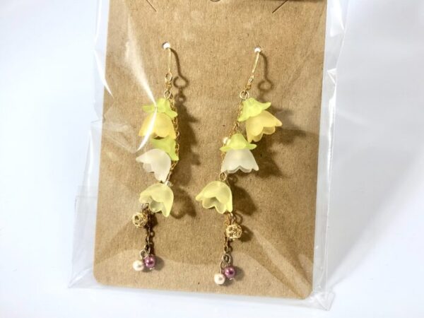 mlg 11 黄と白のお花ピアス