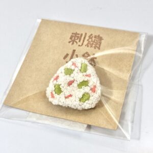 yac 13 鮭と枝豆のおにぎりブローチ