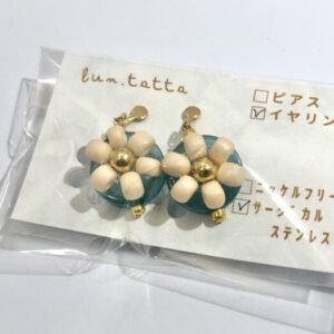 lun 4 アンティークブルー&ホワイトフラワーイヤリング