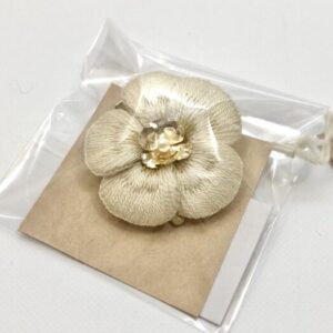 mee 11 立体刺しゅうのブローチ