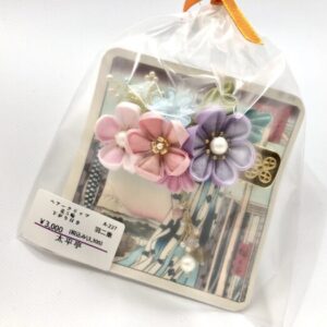 tai 227 ヘアークリップ 花5輪下がり付き