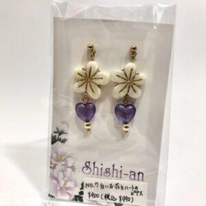 hks 7 白いお花とハートのピアス