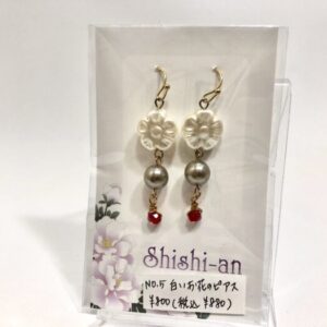 hks 5 白いお花のピアス