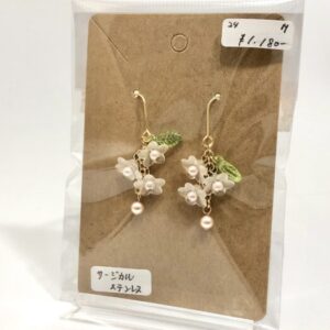 mlg 24 白い小花のゆれるピアス