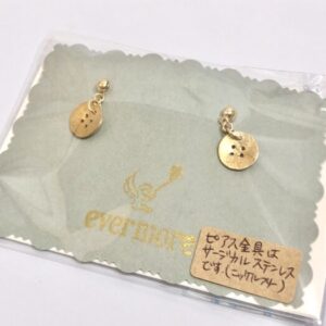 hev 31 ボタンモチーフピアス