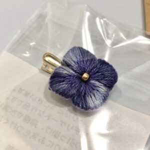 mee 13 立体刺繍のブローチ小