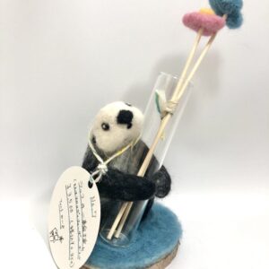 flw 7 ラッコの一輪挿し(またはアロマディフェーザーボトル)