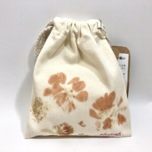 aik 27 お花たたき染め巾着袋(白)