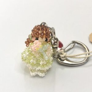 tum 7 ビーズドールのキーホルダー-おさげとお花-